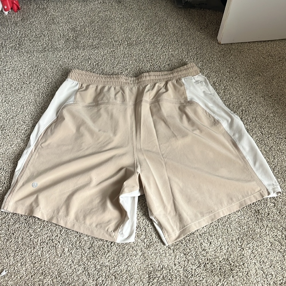 Lululemon Pacebreaker 7” size large